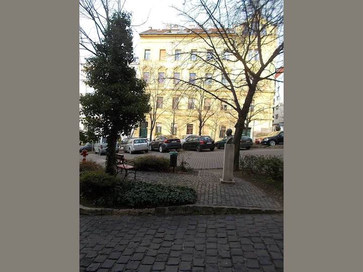 Márai Sándor mellszobra. Budapest, Mikó utca 1. (Wikimédia) 